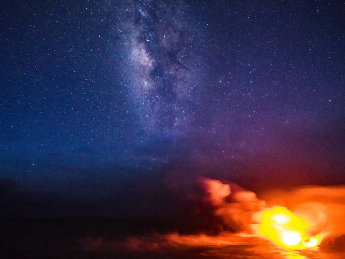 a blurry image of a night sky